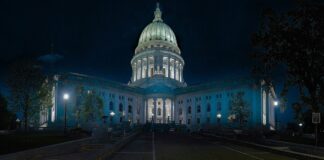 Sermayenin Siyaseti: Elon Musk ve Amerikan Demokrasi Krizi white concrete structure