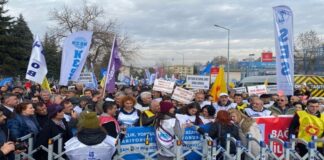Kamu Emekçileri Türkiye Genelinde İş Bıraktı: Bakanlığın Kapısında Protesto