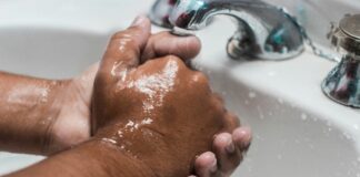 Türkiye’nin El Yıkama Alışkanlıkları: Hijyen Sıralamasında İkinci Sırada person washing hand on sink