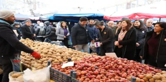 Diyarbakır’da Anadil Günü Kutlaması: Semt Pazarında Kürtçe ve Zazaca Fiyat Etiketleri Dağıtıldı