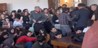 İmamoğlu’nun Diploma İptalinde İmzası Bulunan Akademisyen Yüksel Demir, Öğrenciler Tarafından Protesto Edild