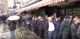 Yoksulluğun Sessiz Çığlığı: Emekliler Ucuz Yumurtanın Peşinde