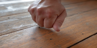 “Tahtaya Vurmak” Deyiminin Kökeni: Bin Yıllık Batıl İnancın İzinde