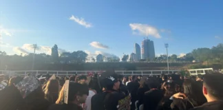 İTÜ Mezuniyetinde Rektöre Sırt Çevirdiler: Öğrencilerden Mandal’a Islıklı Protesto