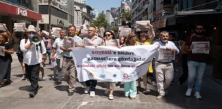 İzmir’de Gazetecilerden Evrensel’e Destek Eylemi
