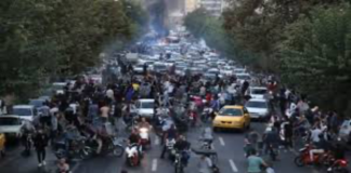 İran’da Güvenlik Duvarı Çatlıyor: Polislerden Göstericilere Açık Dayanışma