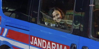 Camın Ardındaki Gülüş: Sessizliğin İçinde Biriken İtiraz