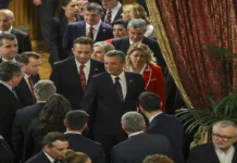 Özgür Özel, Erdoğan’la Tokalaşmadan Resepsiyondan Ayrıldı