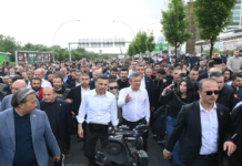 Yağmur Altında Meclis’e Yürüyen Özgür Özel: “Bu Mücadeleyi Binalarda Değil Sokakta Kazanacağız”