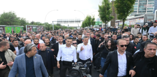 Yağmur Altında Meclis’e Yürüyen Özgür Özel: “Bu Mücadeleyi Binalarda Değil Sokakta Kazanacağız”