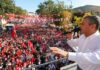 Biri Meydanlarda Halkı Arıyor, Diğeri Koridorlarda Makamı