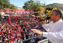 Biri Meydanlarda Halkı Arıyor, Diğeri Koridorlarda Makamı