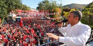 Biri Meydanlarda Halkı Arıyor, Diğeri Koridorlarda Makamı