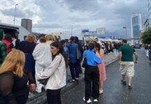 950 Liralık Kalabalık: Yoksulluk Siyasetin Figüranı Yapılıyor