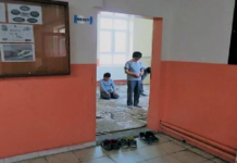 Laboratuvar Yok, Cuma Mescit Var