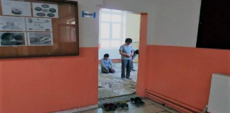 Laboratuvar Yok, Cuma Mescit Var