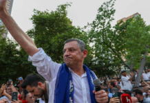 Sokak Özgür Özel’i Çağırıyor, Siyaset Yeni Bir Merkez Arıyor