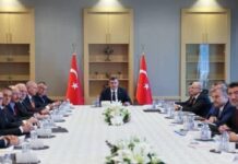 Tanrıkulu’dan Fon Kurulu Fotoğrafına Dikkat Çeken Soru: Devlet Kurulunda Siyasetin İşi Ne?