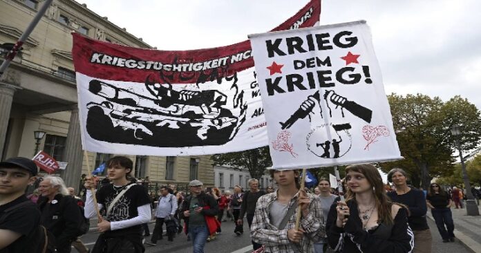 Berlin’de binlerce kişi silahlanmaya, savaşa ve zorunlu askerliğe karşı gösteri yaptı